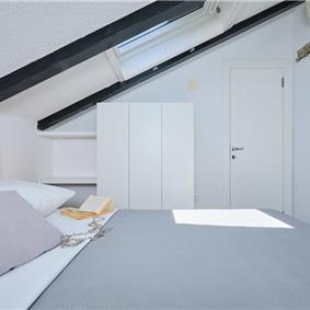 2 bedroom penthouse apartment with terrace & jacuzzi sleeps 4-6